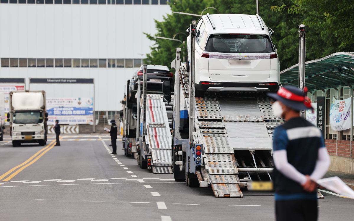 ▲기아 오토랜드 광명 앞에서 집회 벌이는 화물연대 (연합뉴스)