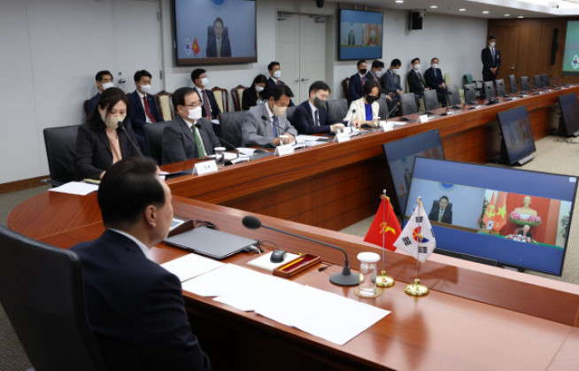 ▲윤석열 대통령이 8일 오전 푸 쫑 베트남 공산당 서기장과 화상 통화를 하고 있다. 대통령실 (대통령실)