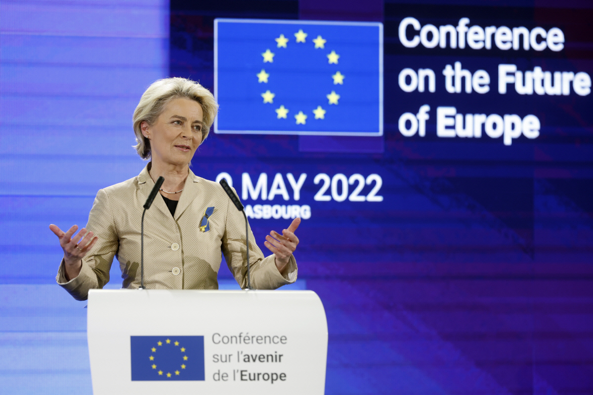 ▲우르줄라 폰데어라이엔 유럽연합(EU) 집행위원장이 지난달 9일(현지시간) 프랑스 스트라스부르에서 열린 ‘유럽 미래 회의’에서 연설을 하고 있다. 스트라스부르/AP뉴시스
