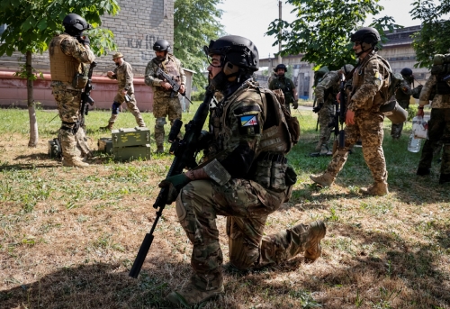 ▲우크라이나 동부 돈바스 루한스크의 세베로도네츠크에서 우크라이나 군인들이 전투를 하고 있다. 세베로도네츠크/로이터연합뉴스
