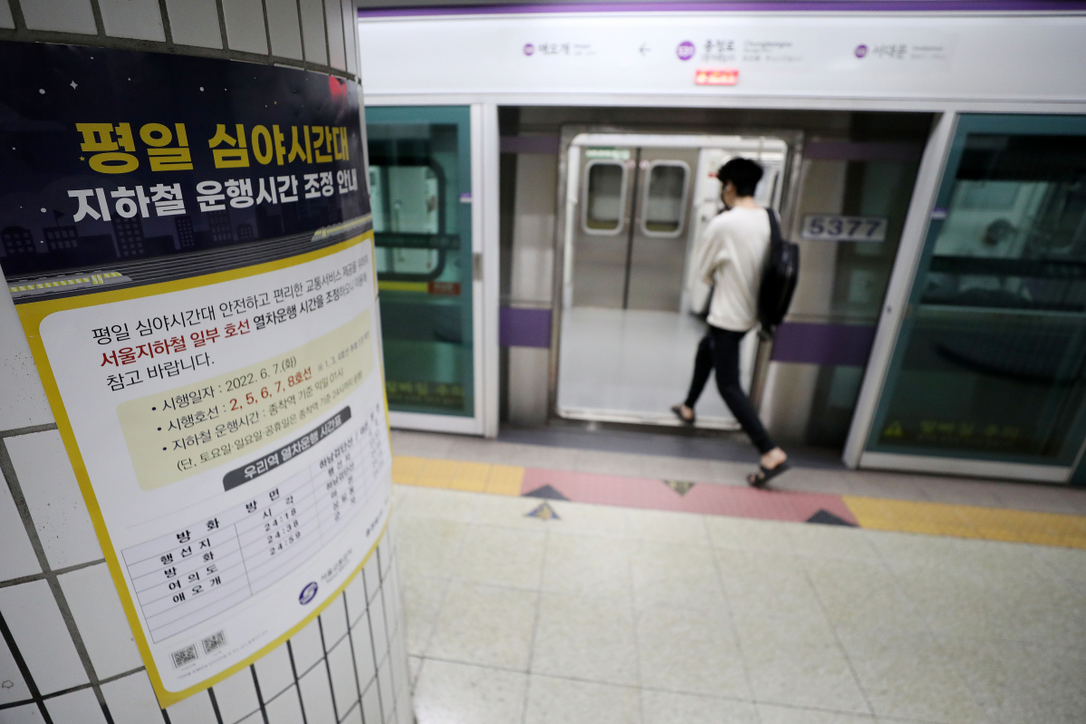 ▲평일 심야 운행이 재개된 5호선 충정로역 승강장. (뉴시스)