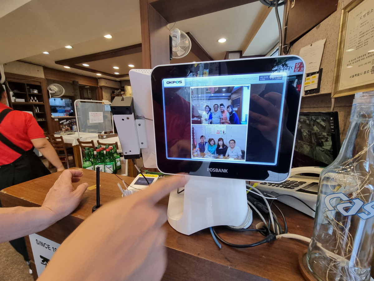 ▲8일 서울 종로구 송해길 한 낙지집 키오스크에 송해와 함께 찍은 사진이 등록돼 있다. (심민규 기자 wildboar@)