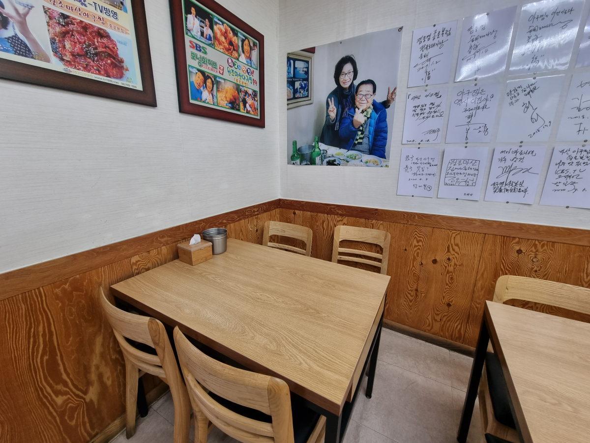 ▲8일 서울 종로구 송해길 한 아귀찜집에 송해가 자주 앉았던 자리와 그 위에 사진과 사인이 걸려 있다.  (심민규 기자 wildboar@)