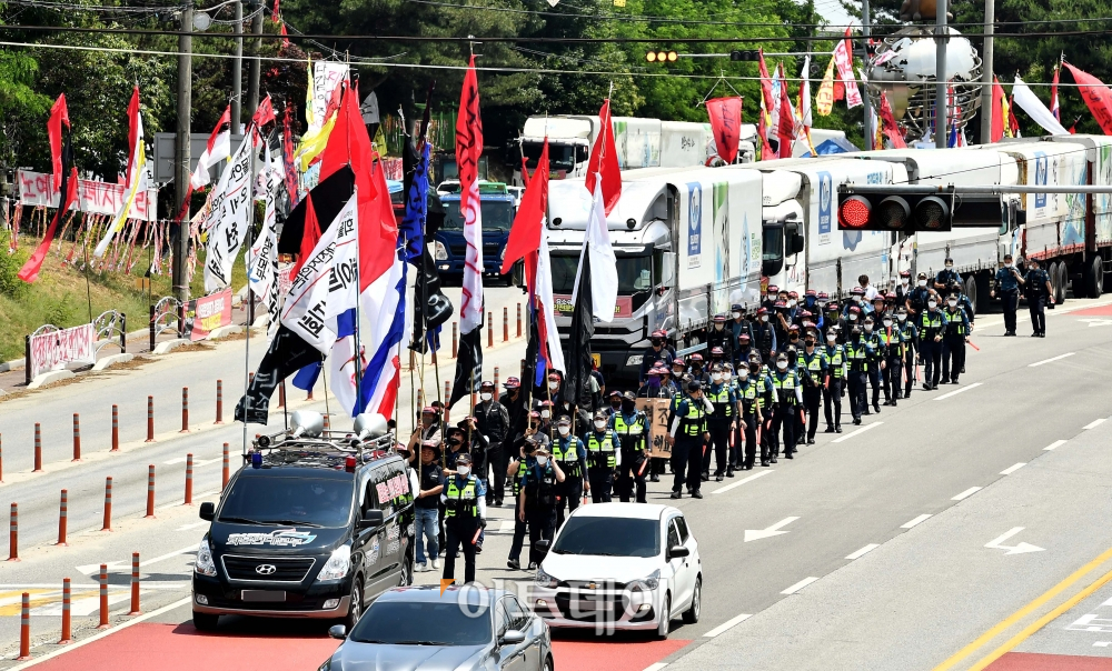 ▲민주노총 공공운수노조 화물연대 총파업 이틀째인 8일 경기 이천시 하이트진로 이천공장 앞에서 화물연대 노조원들이 행진하고 있다. 신태현 기자 holjjak@ (신태현 기자 holjjak@)