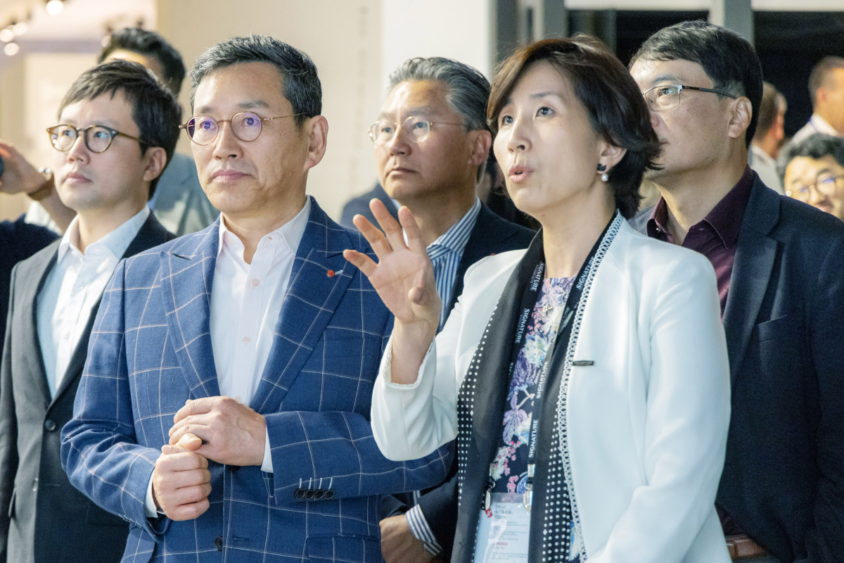 ▲조주완 사장이 LG전자 전시부스에서 H&A브랜드커뮤니케이션담당 노숙희 상무에게 전시와 관련한 설명을 듣고 있다.  (사진제공=LG전자)