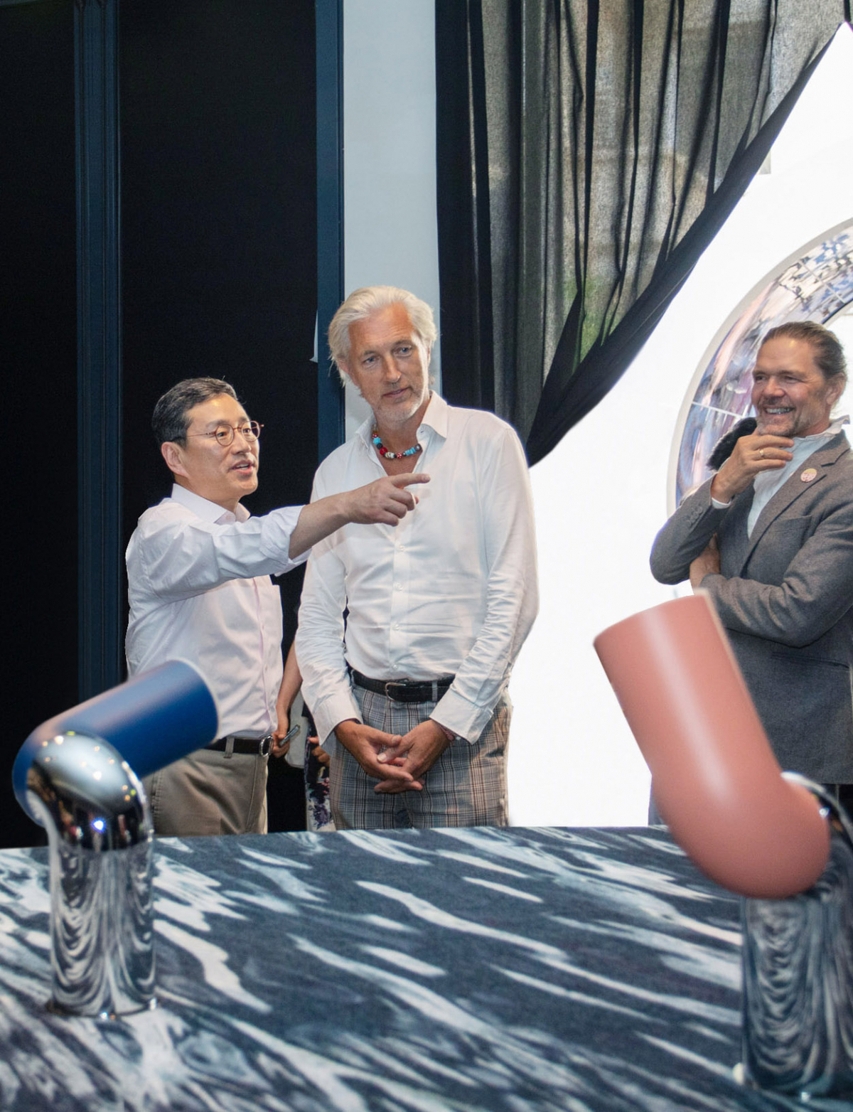 ▲조주완 사장이 프리미엄 라이프스타일 브랜드 ‘모오이(Moooi)’의 전시 공간을 찾아 모오이 CEO이자 창립자 마르셀 반더스(Marcel Wanders),  공동 CEO 로빈 비버즈(Robin Bevers)와 이야기를 나누고 있다. 왼쪽부터 조주완 사장, 마르셀 반더스, 로빈 비버즈. (사진제공=LG전자)