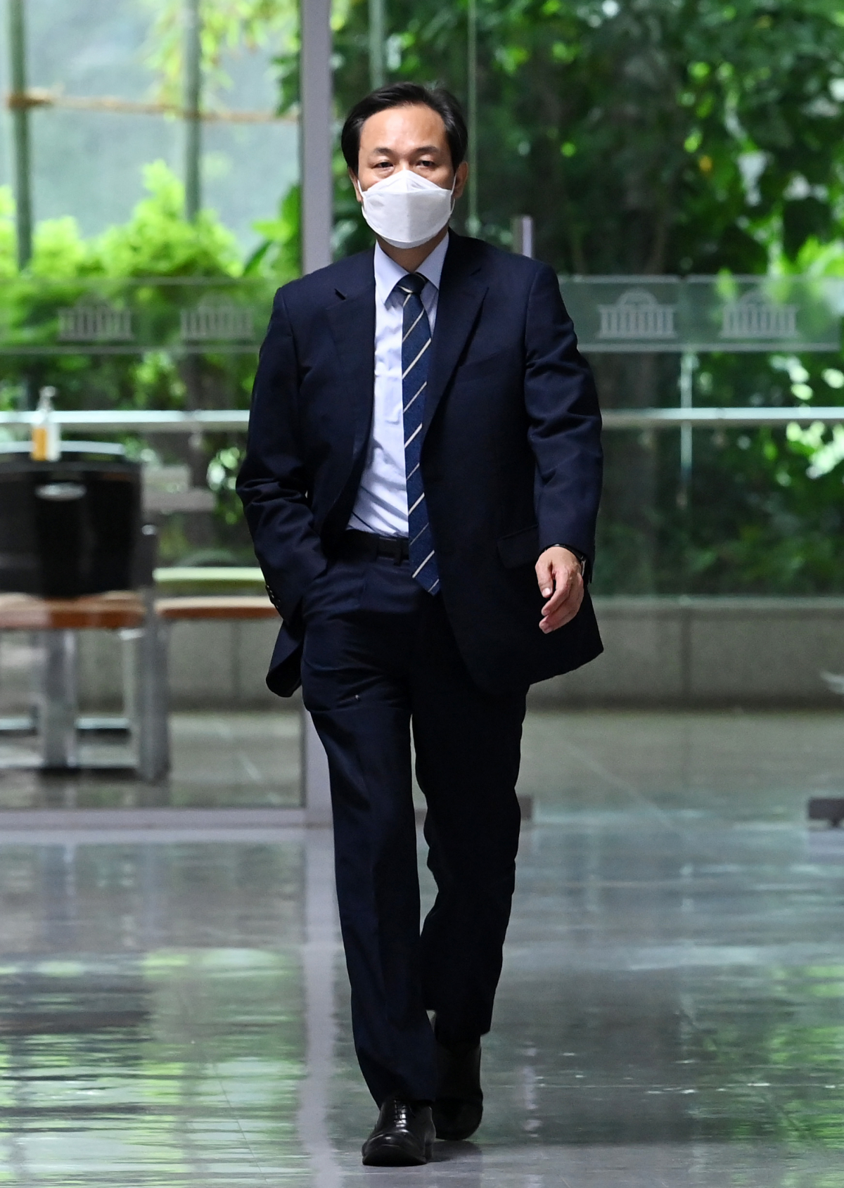 ▲더불어민주당 우상호 비대위원장이 9일 서울 여의도 국회의원회관에서 열린 재선의원 간담회에 참석하기 위해 이동하고 있다. (국회사진기자단)