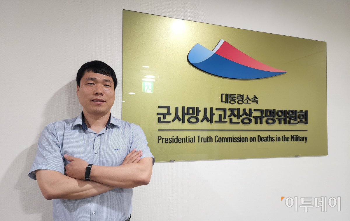 ▲대통령소속 군사망사고진상규명위원회의 서준 조사관이 8일 오후 서울 중구 포스트타워에서 인터뷰를 마친 뒤 포즈를 취하고 있다.   (유혜림 기자 wiseforest@)