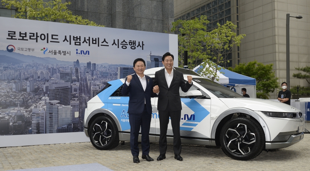 ▲원희룡 국토교통부장관과 오세훈 서울시장이 9일 서울 강남구 현대오토에버에서 열린 '로보라이드 시범서비스 시승 행사'에서 기념촬영을 하고 있다. 조현호 기자 hyunho@ (이투데이DB)