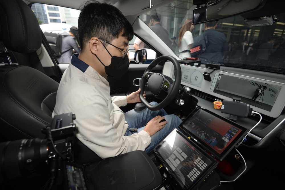 ▲9일 서울 강남구 현대오토에버에서 열린 '로보라이드 시범서비스 시승 행사'에서 관계자가 로보라이드 자율운행 준비를 하고 있다. 조현호 기자 hyunho@ (이투데이DB)