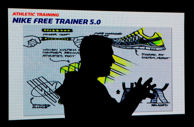 ▲2013년 3월 13일 중국 베이징 789 예술구에서 열린 나이키 행사에서 나이키 신발 디자인 책임자가 설명을 하고 있다. 베이징/신화뉴시스