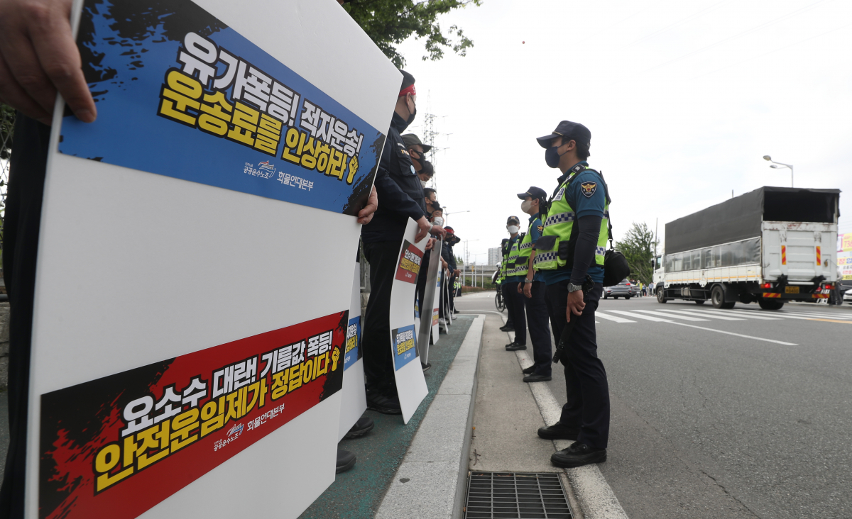 ▲화물연대 총파업 이틀째인 8일 오후 현대자동차 울산공장 명촌정문 앞에서 화물연대 조합원들이 선전전을 벌이고 있다. (연합뉴스)