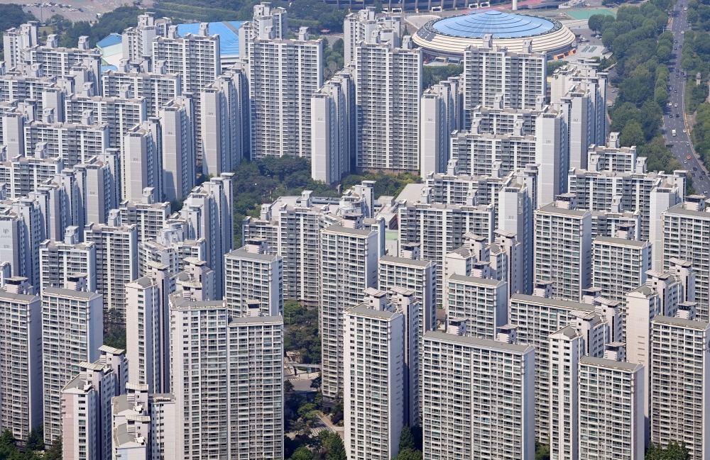 ▲한국부동산원 조사에 따르면 이번 주(6일 기준) 서울 아파트값은 0.01% 떨어졌다. 사진은 서울 송파구 롯데월드타워 전망대 서울스카이에서 바라본 아파트단지 모습. (이투데이DB)