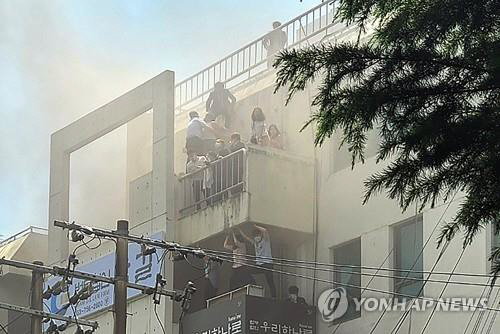 ▲대구 빌딩에서 화재, 구조 기다리는 시민들(연합뉴스)

