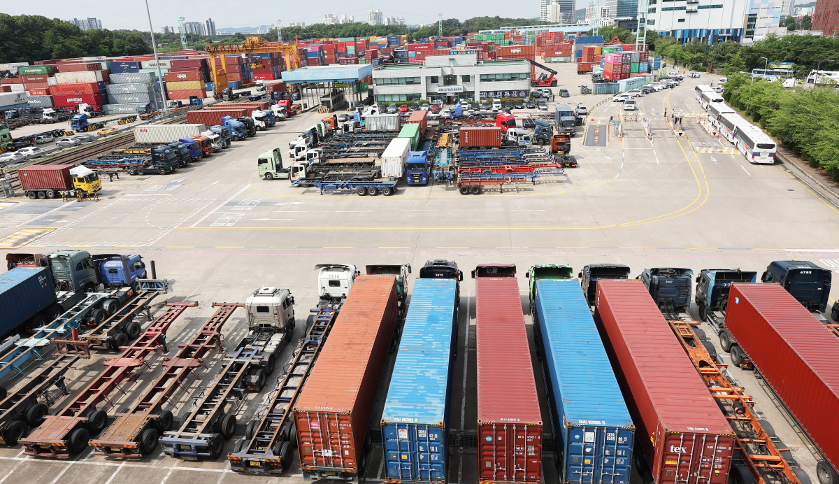 ▲8일 오전 경기도 의왕시 내륙컨테이너기지(ICD)에 화물차들이 멈춰 서 있다.
 (연합뉴스)