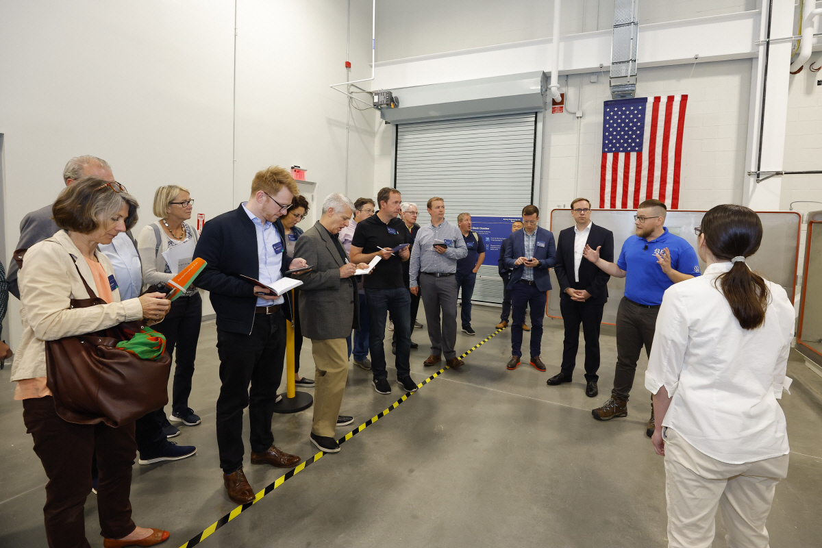 ▲폭스바겐이 8일(현지시간) 미국 테네시주 채터누가 공장에 새롭게 지어진 배터리 연구소 개소 행사를 열고 있다. 채터누가/AP연합뉴스