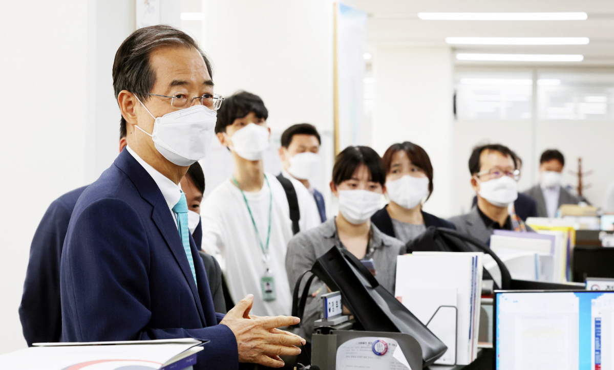 ▲사진은 지난달 9일 한덕수 국무총리(왼쪽)가 정부세종청사 교육부 인재양성정책과를 방문해 직원들을 격려하는 모습. (연합뉴스)