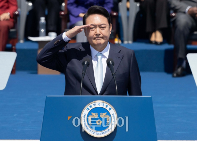 ▲윤석열 대통령이 지난달 10일 오전 서울 여의도 국회 본관 앞에서 열린 제20대 대통령 취임식에서 거수경례를 하고 있다. 신태현 기자 holjjak@ (이투데이DB)