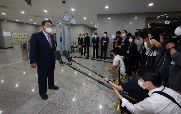 ▲윤석열 대통령이 8일 오전 서울 용산 대통령실 청사로 출근하며 기자들과 질의응답을 하고 있다.  (연합뉴스)