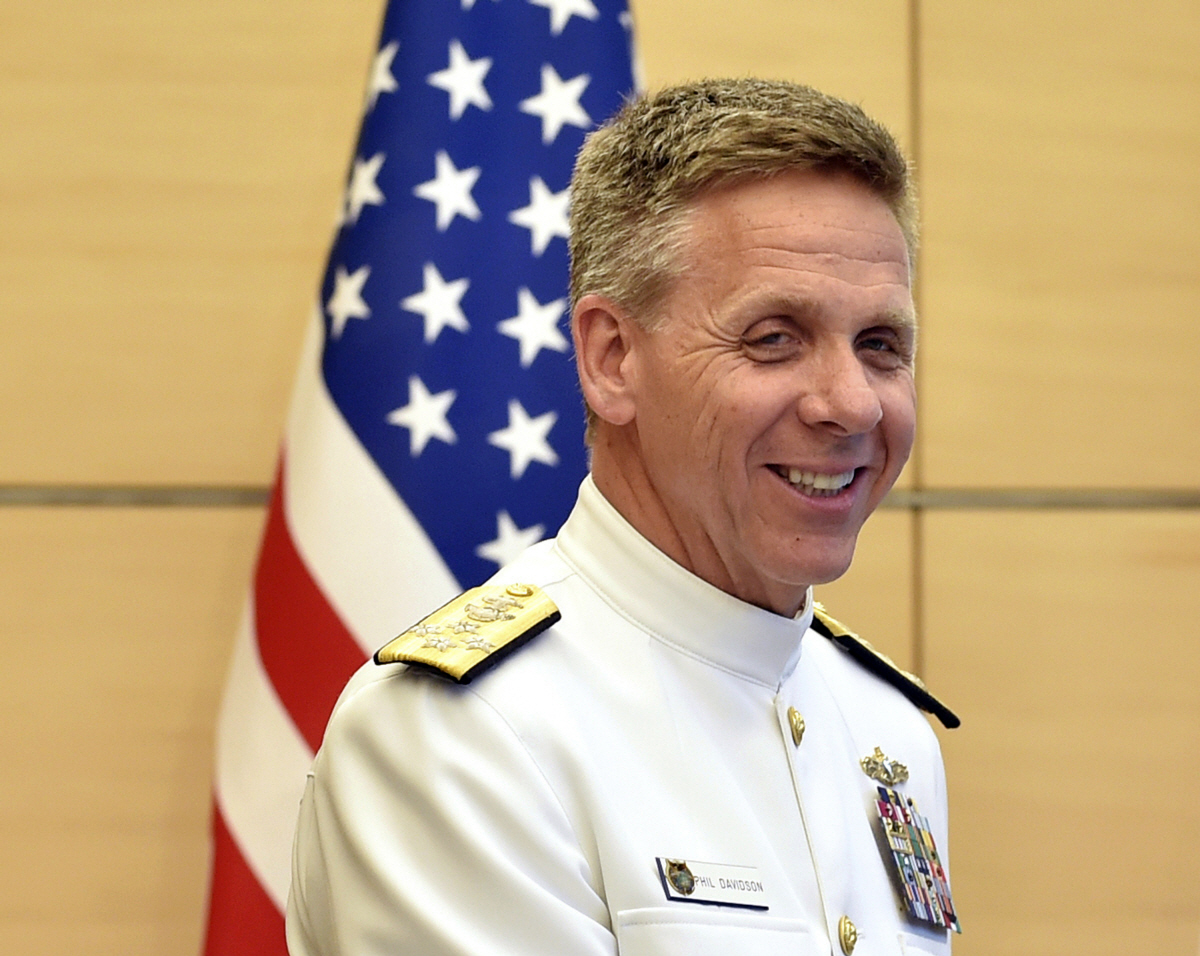 ▲필 데이비슨 미국 인도-태평양 사령관이 2018년 6월 21일 일본에서 아베 신조 당시 총리와 만나고 있다. 도쿄/AP뉴시스