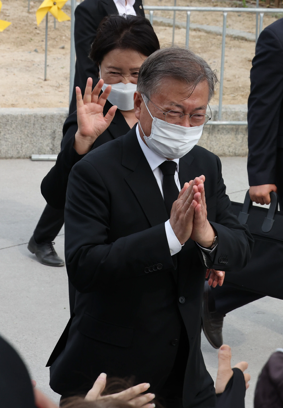 ▲(뉴시스) 문재인 전 대통령(앞쪽)과 김정숙 여사가 5월 23일 오후 경남 김해 봉하마을에서 열린 고 노무현 전 대통령 13주기 추도식에서 노 전 대통령의 묘역에 참배를 마친 뒤 추도식장을 나서며 지지자들에게 손을 흔들고 있다.
