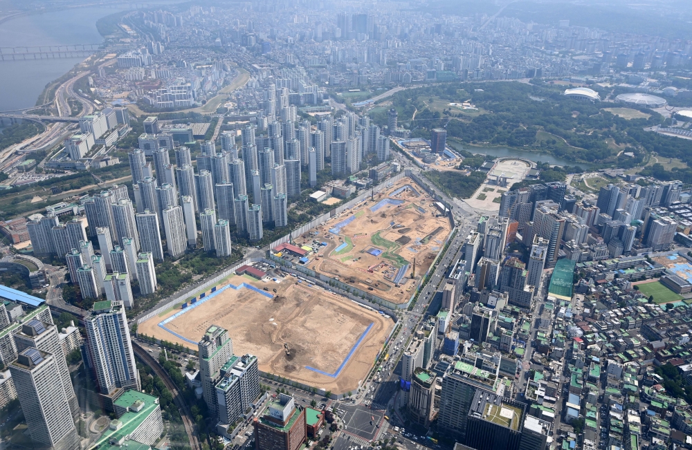 ▲서울 송파구 롯데월드타워 전망대 서울스카이에서 바라본 아파트단지 모습.  (신태현 기자 holjjak@)