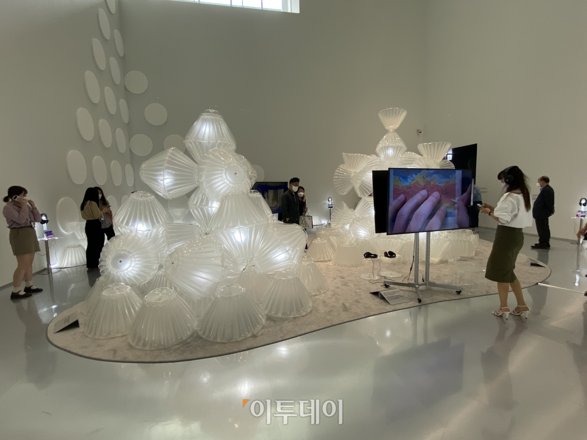 ▲9일 서울 종로구에 위치한 국립현대미술관 서울관에서 ‘감각의 공간, 워치 앤 칠 2.0’ 언론 공개회가 열렸다. '에어 마운트' 전시를 보고 있는 관람객들의 모습. (송석주 기자 ssp@)