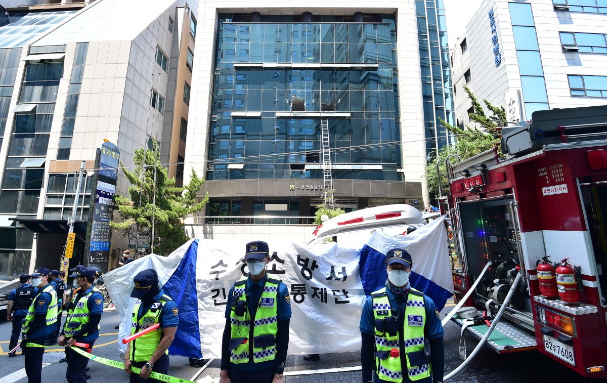 ▲9일 오전 대구 수성구 범어동 한 빌딩에서 화재가 발생해 다수의 사망자와 부상자가 발생한 가운데 경찰이 화재 현장을 통제하고 있다. (뉴시스)
