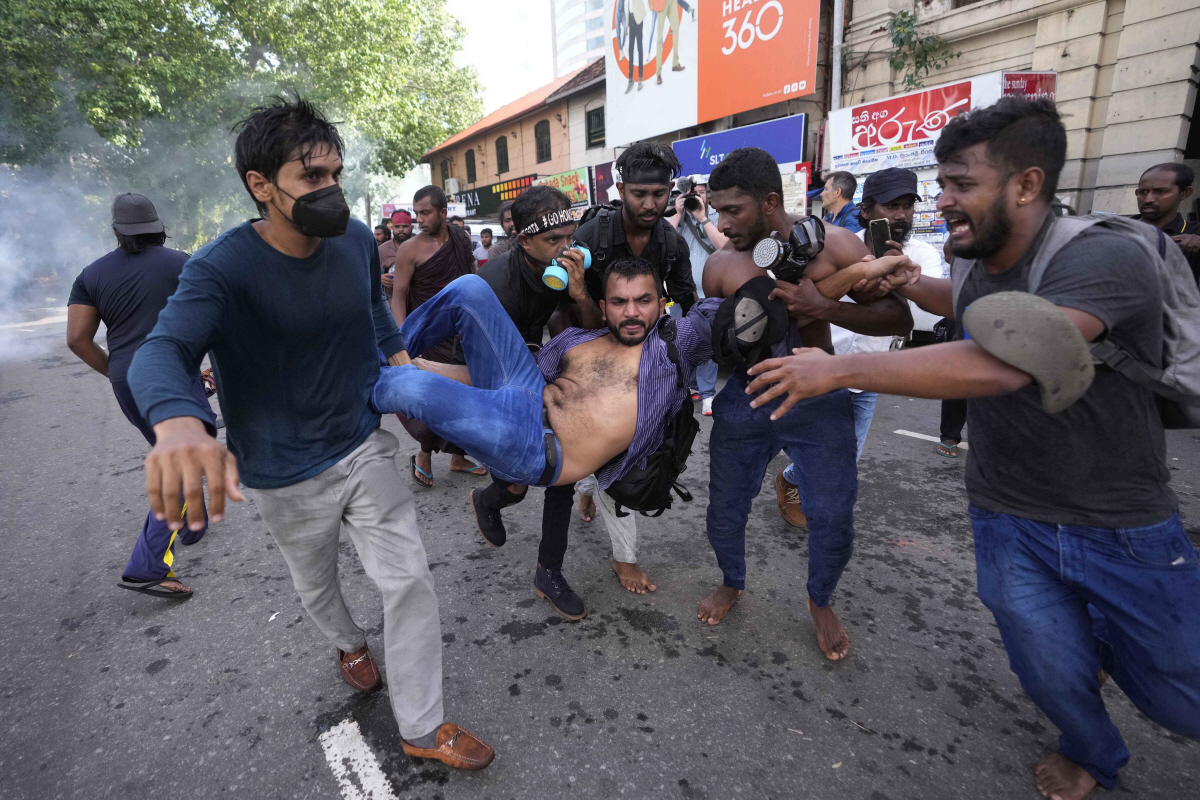 ▲역사상 최악의 경제 위기를 겪는 스리라아카 콜롬보에서 지난달 19일 부상 당한 반정부 시위자가 실려가고 있다. 콜롬보/AP뉴시스
