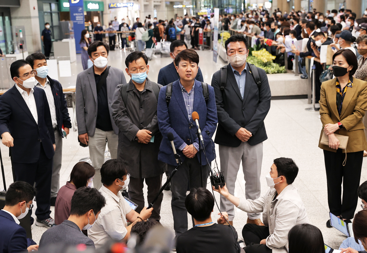 ▲[인천공항=뉴시스] 국회사진기자단 = 이준석 국민의힘 대표가 9일 오후 우크라이나 방문일정을 마치고 인천국제공항을 통해 입국해 취재진의 질문에 답하고 있다. 2022.06.09. photo@newsis.com