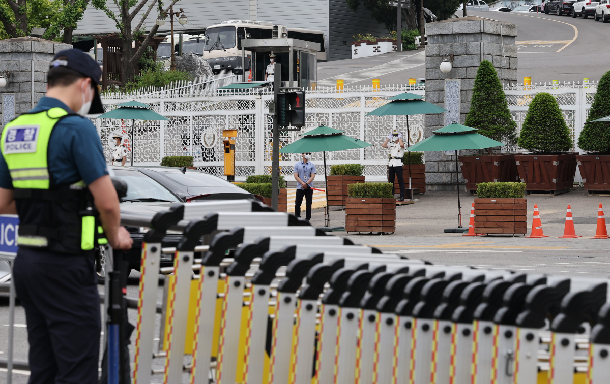▲경찰 질서유지선 설치된 대통령 집무실 일대 (연합뉴스)