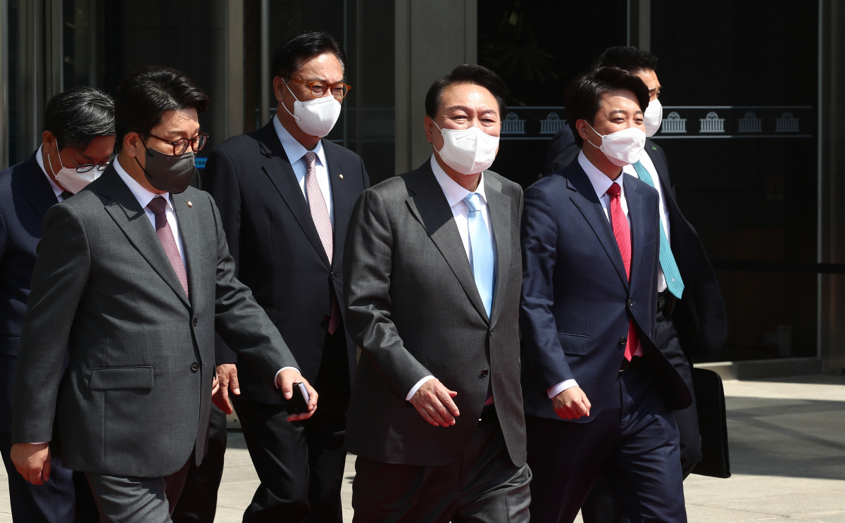 ▲추경안 시정연설을 마친 윤석열 대통령이 5월 16일 오전 국민의힘 이준석 대표와 권성동 원내대표의 배웅을 받으며 국회를 나서고 있다.(국회사진기자단)
