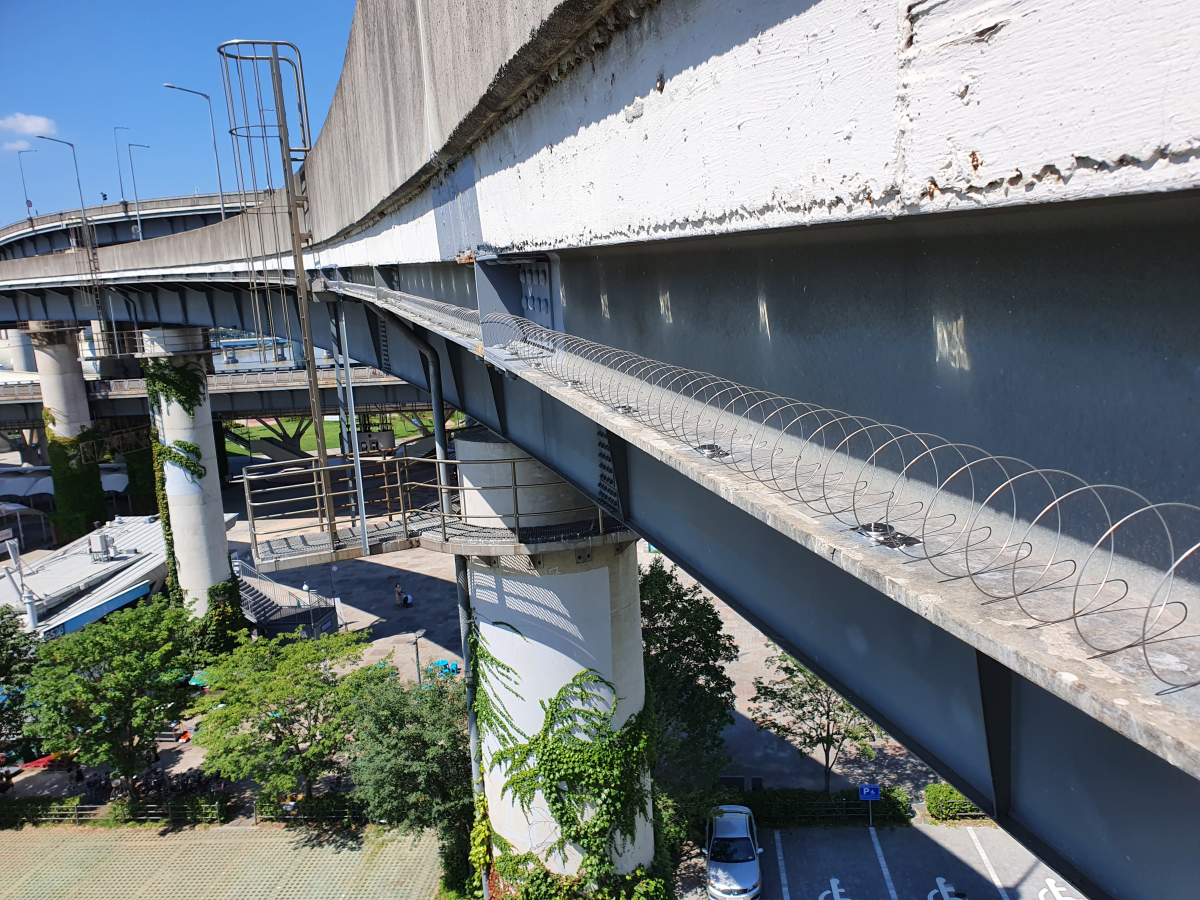 ▲청담대교 뚝섬유원지 구간 교량 하부에 비둘기 방지시설이 설치됐다. (자료제공=서울시)