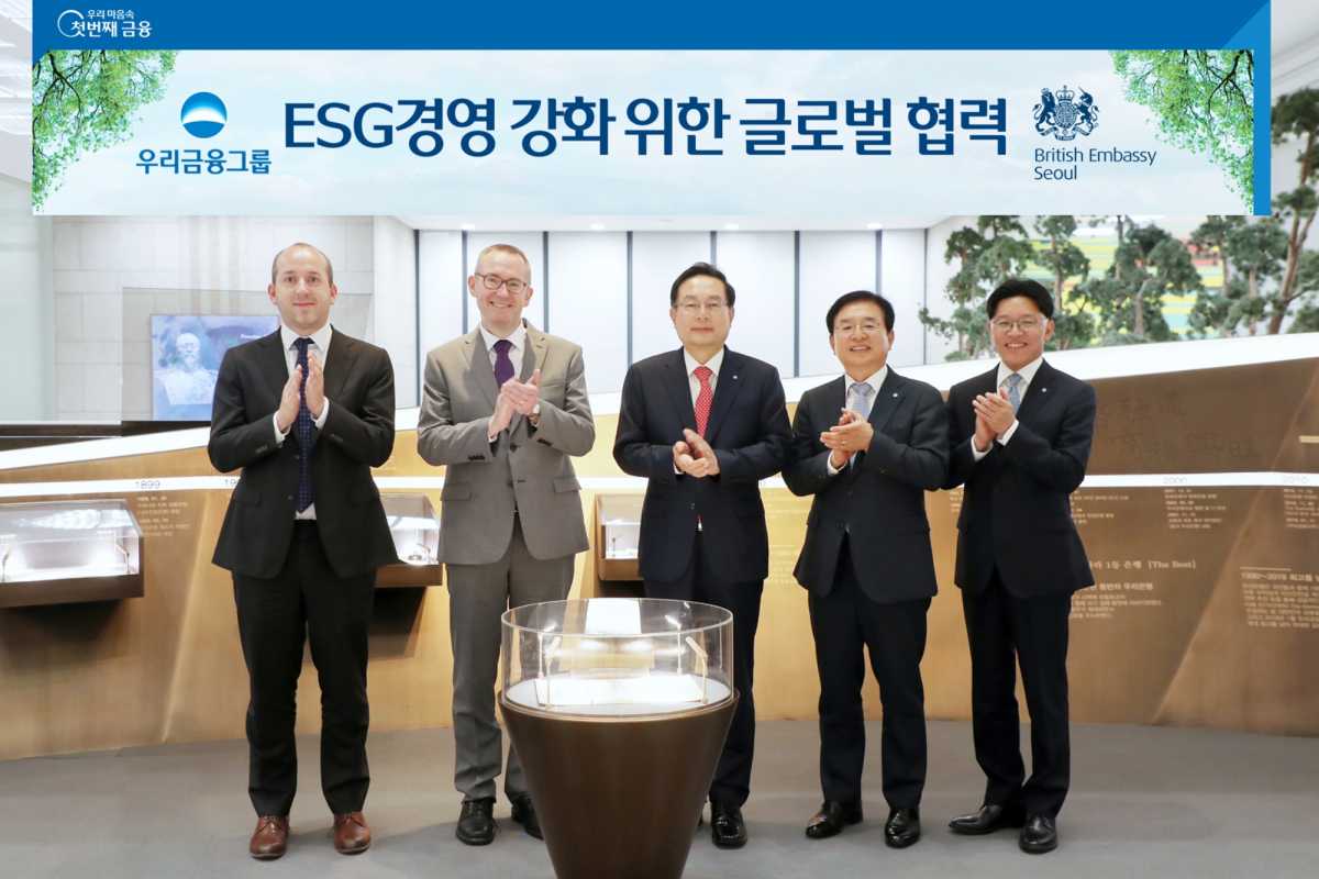 ▲(왼쪽부터) 조나단 우들랜드 주한영국대사관 기후외교팀장, 콜린 크룩스 주한영국대사, 손태승 우리금융 회장, 박종일 우리금융 부사장, 유도현 우리은행 부행장 (우리금융지주)