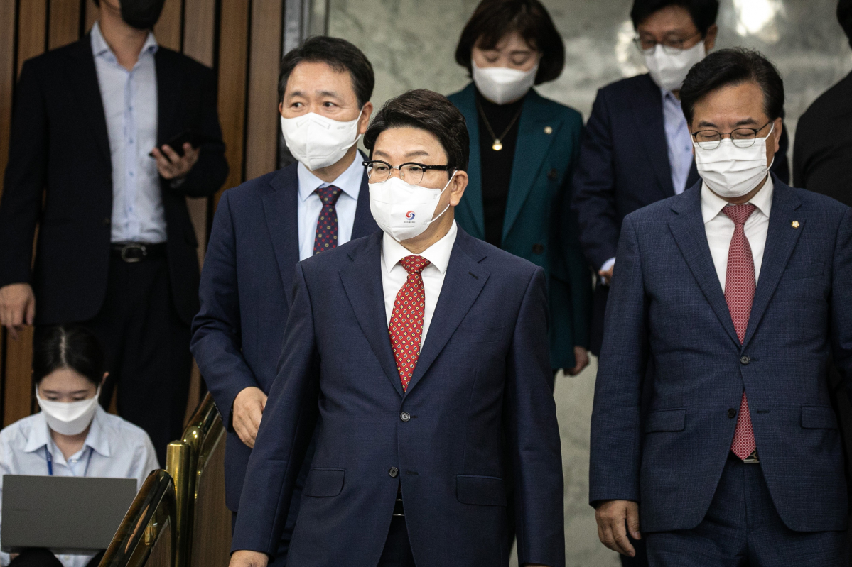 ▲[서울=뉴시스] 전진환 기자 = 권성동 국민의힘 원내대표와 지도부가 10일 오전 서울 여의도 국회에서 열린 원내대책회의에 참석하고 있다. (공동취재사진) 2022.06.10. photo@newsis.com