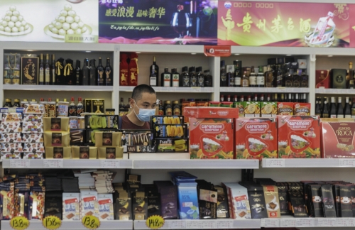 ▲중국 상하이 슈퍼마켓에서 9일 한 남성이 물건을 고르고 있다. 상하이/EPA연합뉴스
