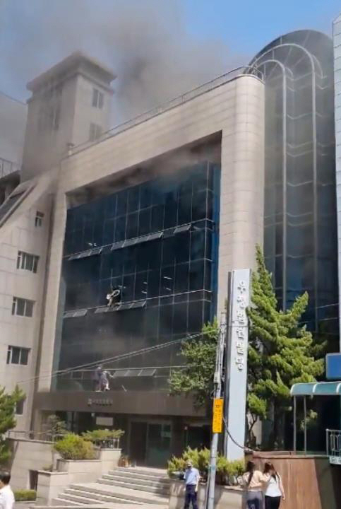 ▲(연합뉴스) 9일 대구 수성구 범어동 대구지방법원 인근 변호사 사무실 빌딩에서 화재가 발생했다.
