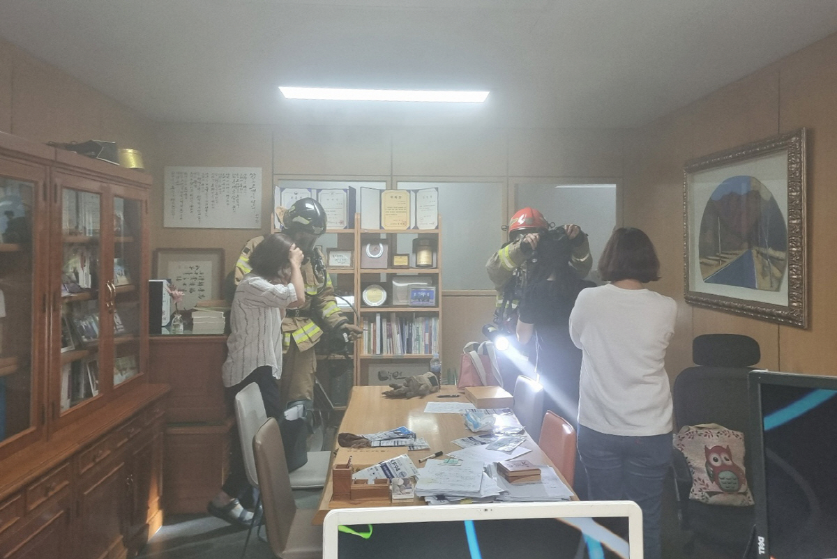 ▲9일 대구지방법원 뒤 변호사 사무실 빌딩에서 사무실 직원들이 소방관의 도움을 받아 대피하고 있다. (연합뉴스)