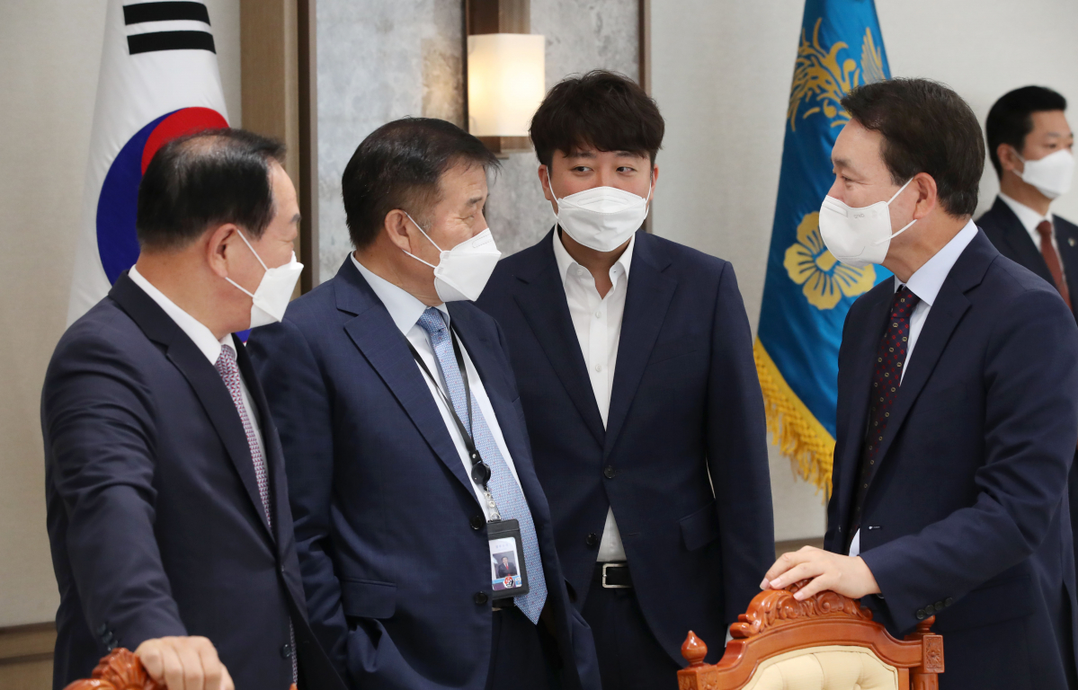 ▲[서울=뉴시스] 홍효식 기자 = 이준석 국민의힘 대표와 이진복 정무수석 등이 10일 서울 용산 대통령실 청사 대접견실에서 열린 국민의힘 지도부 초청 오찬 간담회에 앞서 대화를 나누고 있다. 왼쪽부터 국민의힘 한기호 사무총장, 이진복 정무수석, 국민의힘 이준석 대표, 성일종 정책위의장. 2022.06.10. yesphoto@newsis.com