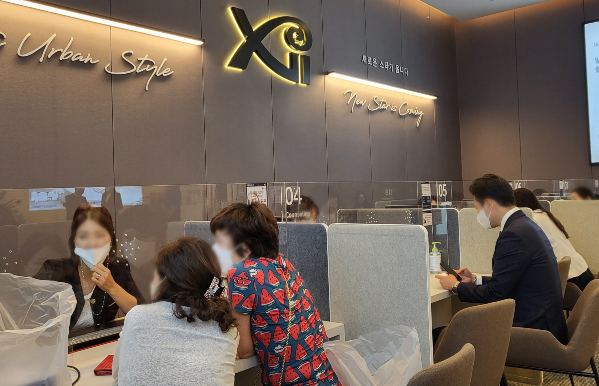 ▲10일 개관한 ‘은평자이 더 스타’ 견본주택에서 수요자들이 상담을 받고 있다. 사진=이동욱 기자 (이동욱 기자 toto@)