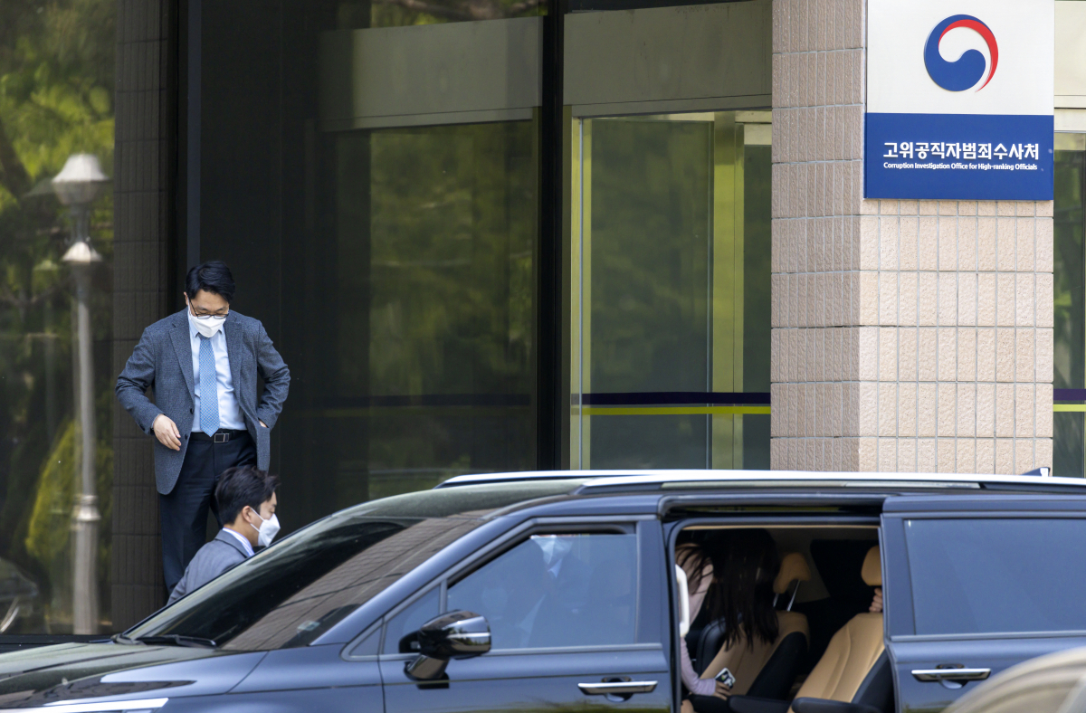 ▲김진욱 고위공직자범죄수사처장이 경기 과천시 정부과천청사 공수처에서 나와 이동하고 있다.  (공동취재사진)