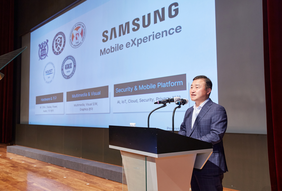 ▲노태문 삼성전자 MX사업부 사업부장이 지난 10일 열린 '제1회 MX 비전 데이' 행사에서 발표하고 있다. (사진제공=삼성전자)