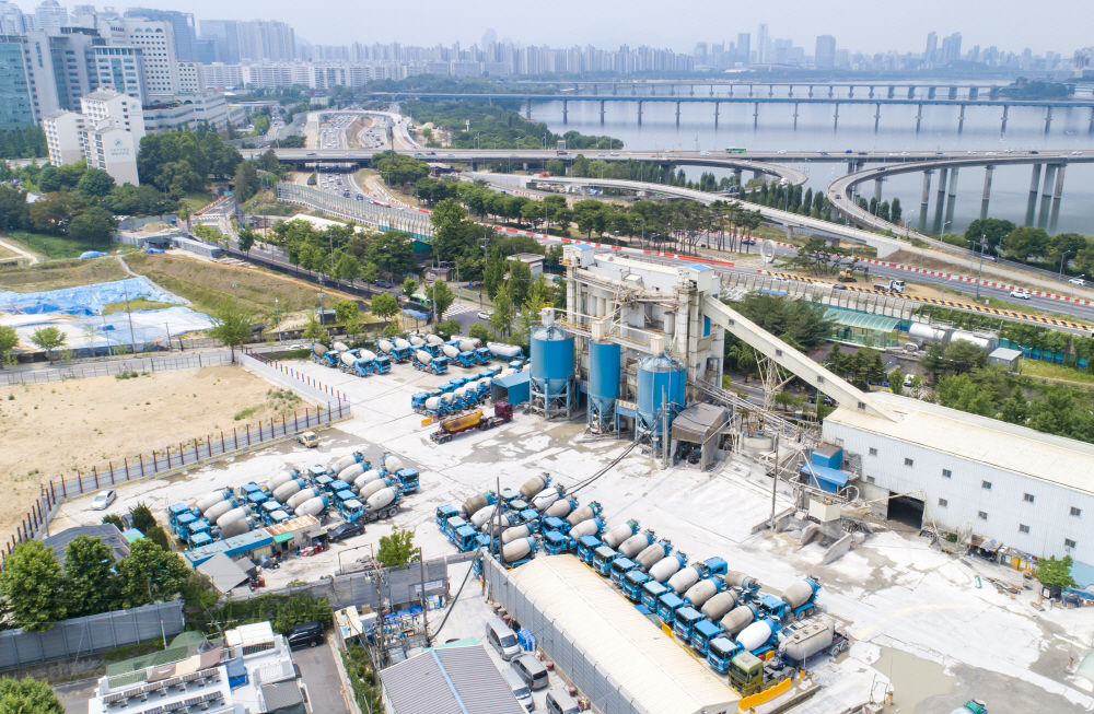 ▲민주노총 화물연대 총파업 나흘째인 10일 오후 서울 시내의 한 레미콘 공장에 레미콘 차량들이 세워져 있다. (연합뉴스)