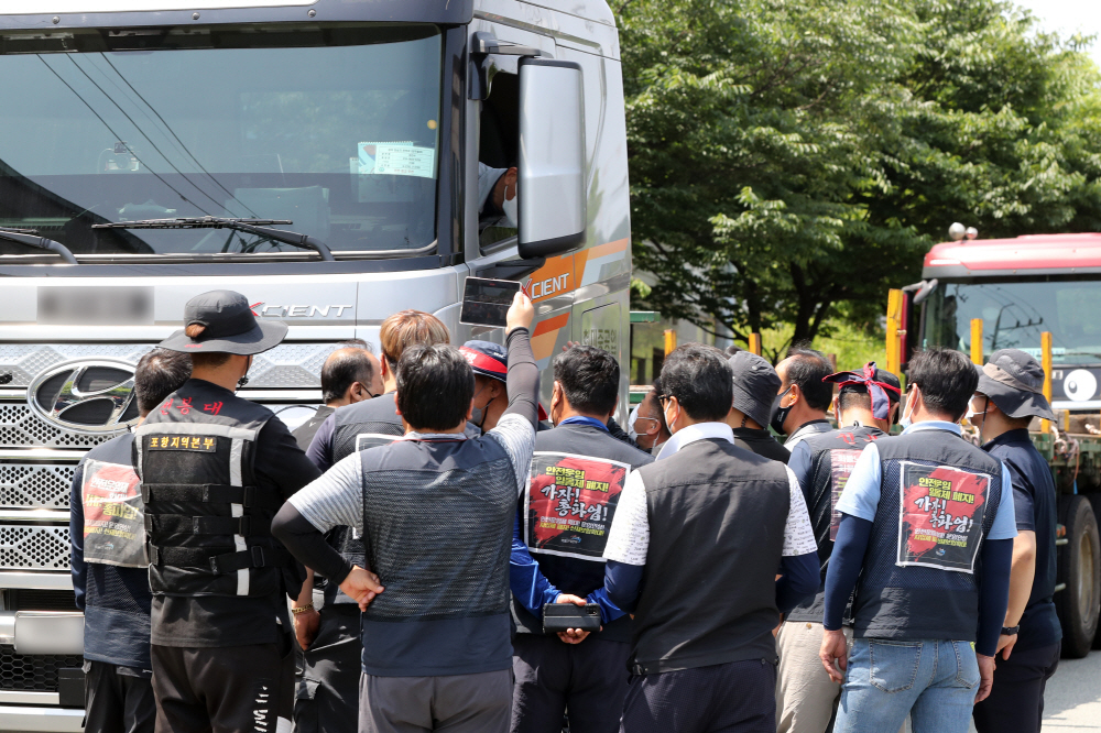 ▲10일 경북 포항시 남구 포항철강산업단지 내 한 철강업체 입구에서 화물연대 포항지역본부 조합원 200여명이 회사에 들어가려는 트레일러를 막아서고 있다. (연합뉴스)