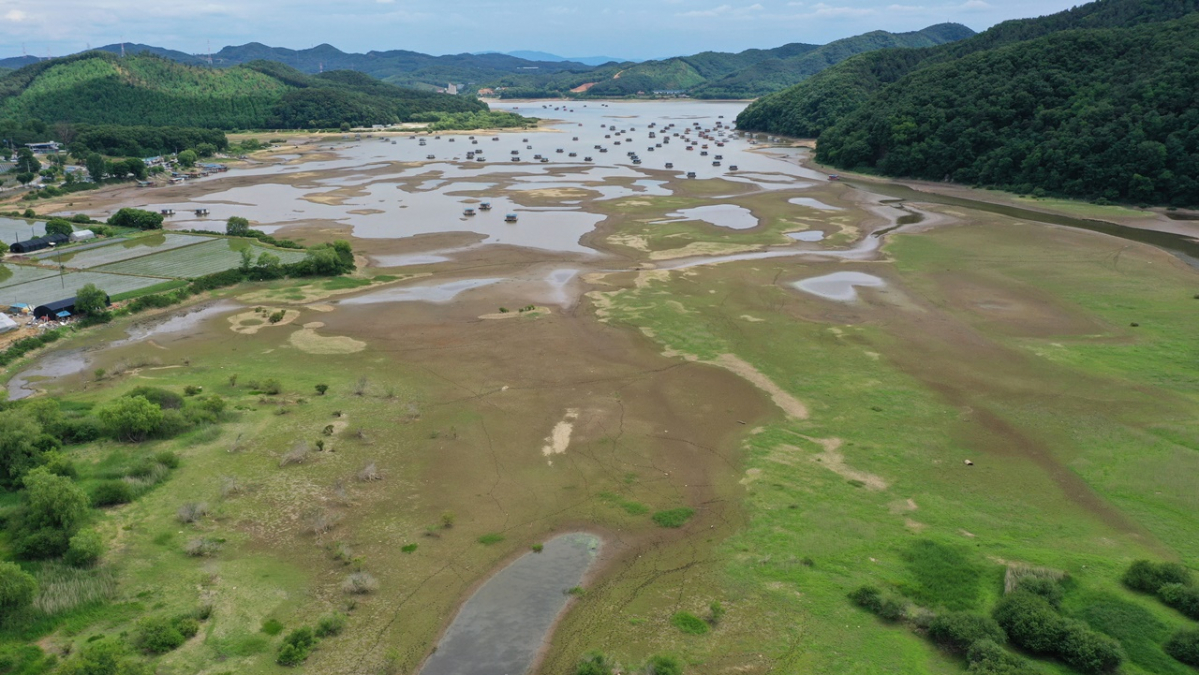 ▲경기 용인 이동저수지가 이어지는 봄가뭄과 농번기 농업용수 이용 증가로 바닥을 드러내고 있다. (뉴시스)