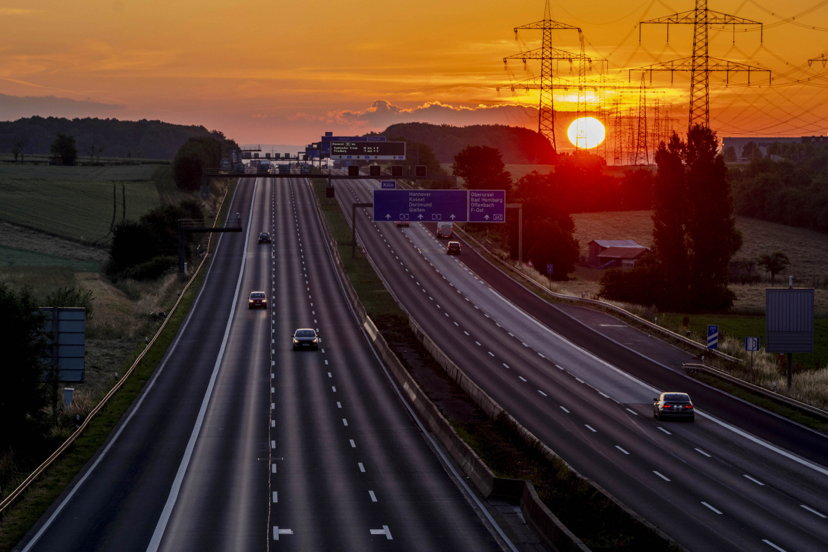 ▲독일 프랑크푸르트에서 12일(현지시간) 일출을 배경으로 차들이 고속도로를 달리고 있다. 프랑크푸르트/AP연합뉴스