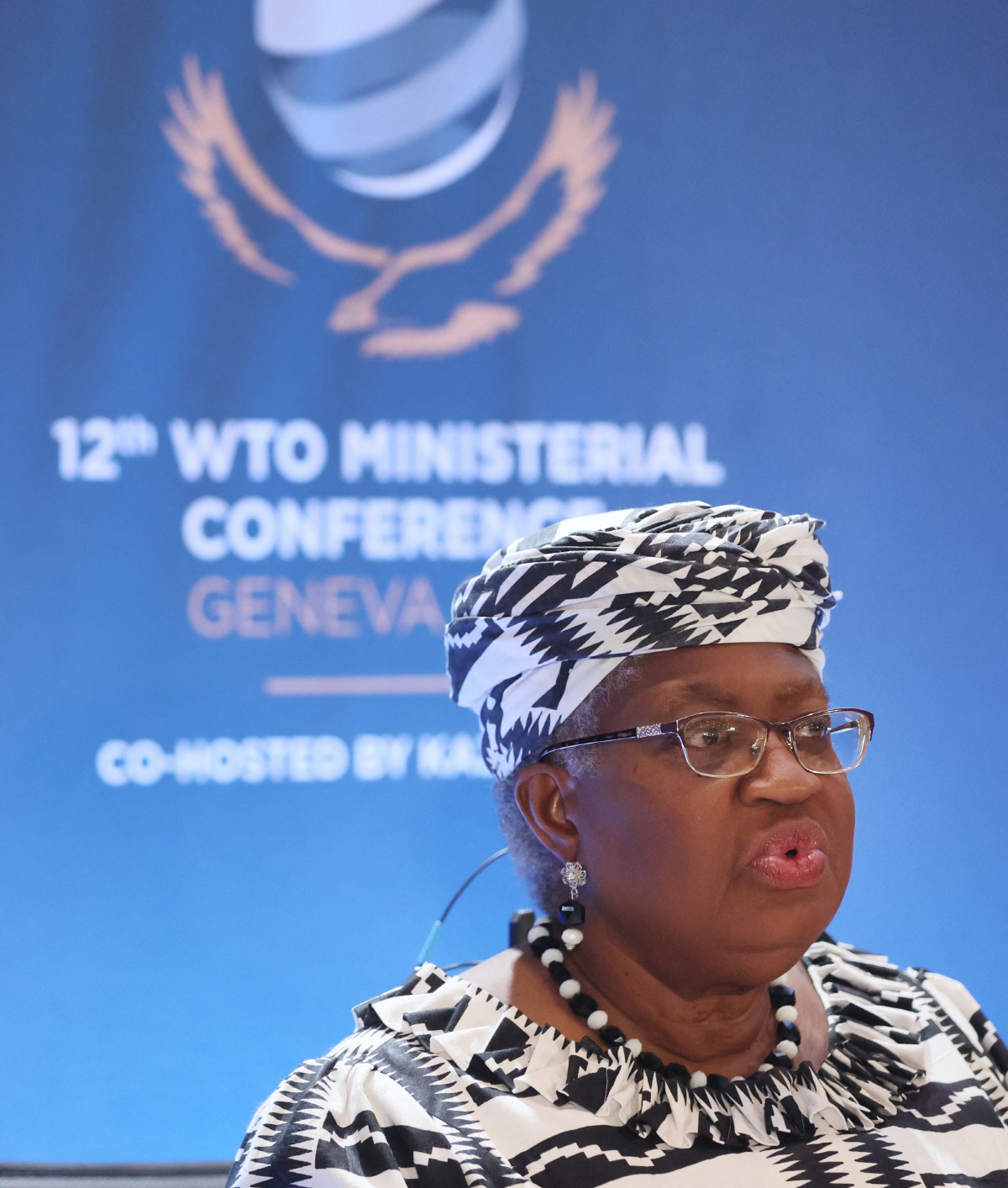 ▲응고지 오콘조이웨알라 세계무역기구(WTO) 사무총장DL 12일(현지시간) 제네바에서 기자회견을 하고 있다. 제네바/로이터연합뉴스
