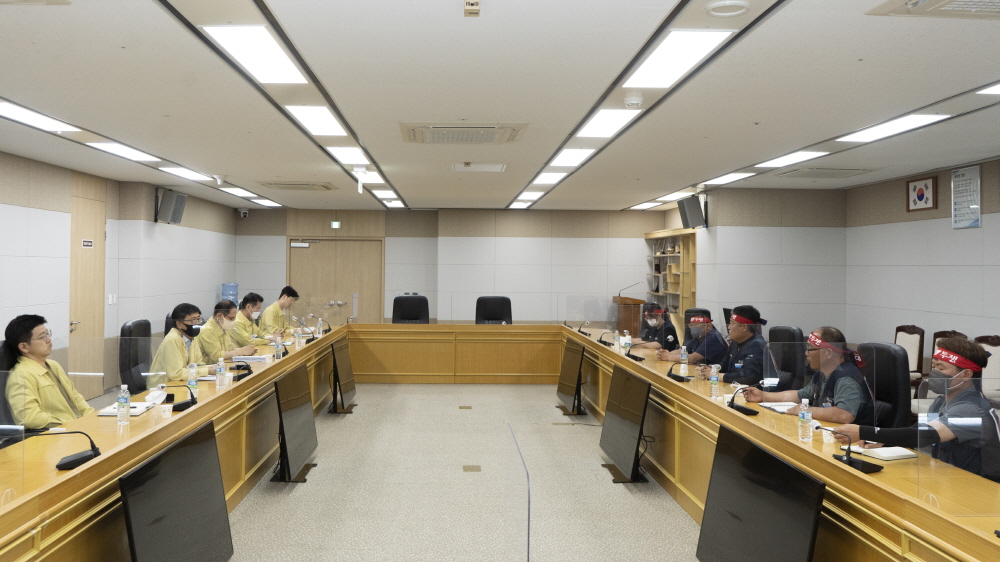 ▲화물연대 총파업과 관련해 국토교통부와 화물연대 실무진이 교섭을 하고 있다. (사진제공=국토교통부)