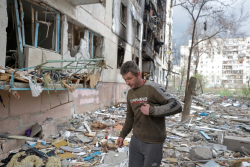 ▲러시아 공격으로 파괴된 우크라이나 동부 세베로도네츠크의 민간 거주지 앞을 한 남성이 지나고 있다. 세베로도네츠크/로이터연합뉴스

