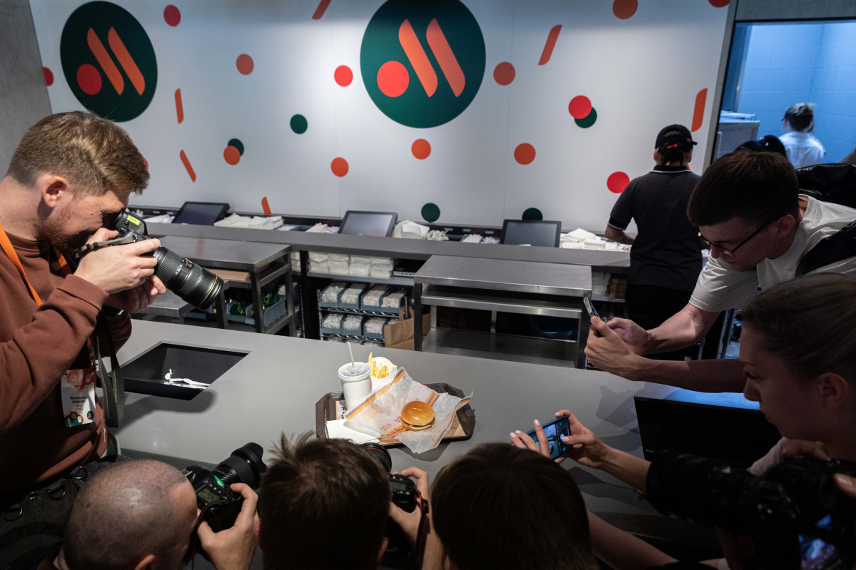 ▲러시아를 철수한 맥도날드를 인수해 12일(현지시간) 재개장한 '브쿠스노 이 토치카'의 모스크바 한 매장에서 기자들이 이 업체의 햄버거를 촬영하고 있다. 모스크바/신화뉴시스